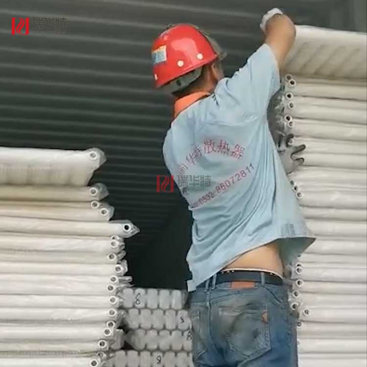 工人卸載鋼制暖氣片視頻